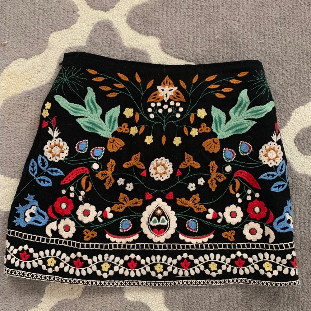 Zara women embroidered mini skirt
